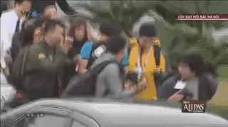 Bị fan nữ đeo bám quá dai, chàng thủ môn quê Thanh Hóa đành bỏ chạy ra xe buýt để không muộn hành trình cùng đồng đội. Đây là khoảnh khắc vô cùng dễ thương.