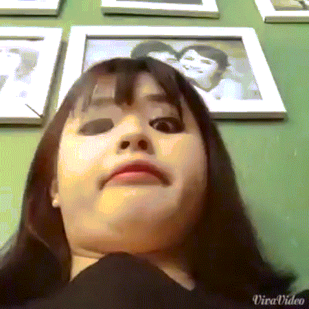 Đoạn clip 13 giây về cô gái có khuôn mặt biến đổi trong tích tắc gây sốt mạng Việt mới đây. Nữ nhân vật chính trong clip tạo nên bất ngờ cho người xem khi khoe khuôn mặt thật xinh đẹp ấn tượng sau vài giây đầu "giả vờ" xấu xí.