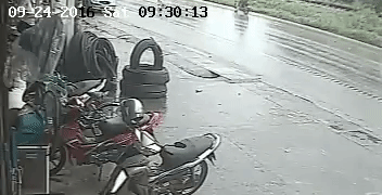 Ám ảnh clip người sang đường hai lần bị ô tô đâm Am anh clip nguoi sang duong hai lan bi o to dam