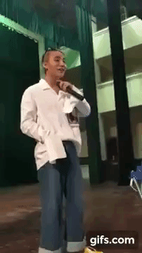 Trong một sự kiện mới đây, để tạo sự khác biệt Sơn Tùng MTP đã diện chiếc áo sơ mi rộng thùng thình cùng chiếc quần thụng gấp ống, hồn nhiên biểu diễn trên sân khấu. Sau khi lên sóng, bộ trang phục "thần thánh" của chàng ca sỹ quê Thái Bình đang là tâm điểm bàn luận của dân mạng.