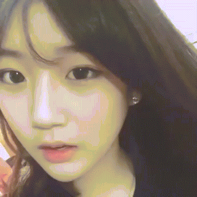 Đoạn clip dài 5 giây với hình ảnh cô gái xinh như thiên thần, với loạt cử chỉ đáng yêu được lan truyền mới đây gây sốt cộng đồng mạng Trung Quốc, Hàn Quốc và cả Việt Nam. Nhiều chàng trai mê mẩn nhan sắc của cô gái trong clip, nói rằng họ đã xem lại 5 giây ngắn ngủi này không biết bao nhiêu lần.