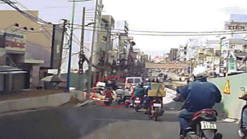 Hon chien tren duong pho Sai Gon vi xe dam nhau hinh anh