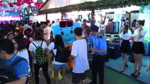 Mới đây, clip có hình ảnh một anh bảo vệ đẹp trai, nhảy múa cực điêu luyện giữa siêu thị sau khi bị chú linh vật "khiêu khích" thu hút sự quan tâm của đông đảo dân mạng Việt. Sau tình huống khá bất ngờ trong đoạn clip, anh bảo vệ bất ngờ trở thành người "nổi tiếng", được nhiều bạn trẻ quan tâm, chú ý và săn lùng danh tính. Ngoài ra dân mạng cũng không quên thắc mắc về tính xác thực của đoạn clip này.