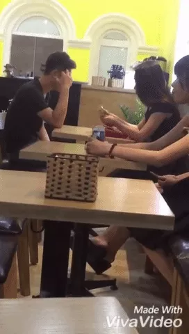 Liên quan đến câu chuyện trên, đa phần dư luận lên tiếng chỉ trích nặng nề hành động bội bạc của chàng trai và cho rằng 2 cái tát mà bạn gái anh ta dành tặng là cái kết xứng đáng. Nhiều cô gái cũng tỏ ra thích thú trước màn trừng phạt này. Tài khoản K.T bình luận: "Bắt cá 2 tay bị ăn 2 cái tát còn là quá nhẹ, mình mà là cô bạn kia mình còn làm to chuyện hơn để tất cả mọi người trong quán biết bộ mặt thật của anh ta".