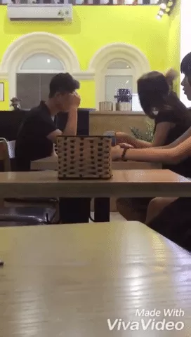 Chàng trai phụ bạc chỉ biết im lặng ngồi chịu trận và đón nhận 2 cái tát của người yêu.