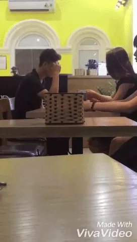 Được biết, số tiền mà cô bạn gái dùng để đập thẳng vào mặt bạn trai chính là tiền cô vay anh ta tổ chức sinh nhật, ngay khi mọi chuyện vỡ lở, cô đã trả lại số tiền bằng cách trên.