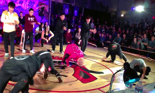 Co giao lon dau nhay tren san khau khien hoc sinh choang