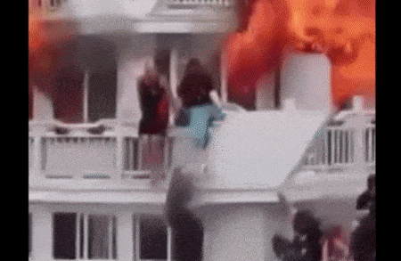 Không nhảy bên hướng tàu đang lật, cũng không nhảy vào vùng nước đang có nhiều người bên dưới để tránh những va chạm gây chấn thương cho mình và người khác.