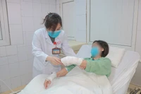 Người phụ nữ bỏng nặng do hóa chất thông bồn cầu phát nổ 