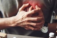 Người đàn ông 45 tuổi bị nhồi máu cơ tim do thói quen hút thuốc từ 12 tuổi