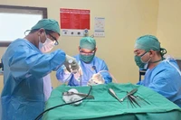 Nữ sinh 15 tuổi bị chấn thương sọ não do tà áo dài cuốn vào bánh xe điện 