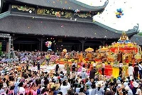 Chăm sóc sức khỏe cho người già, trẻ em khi đi lễ chùa đầu xuân