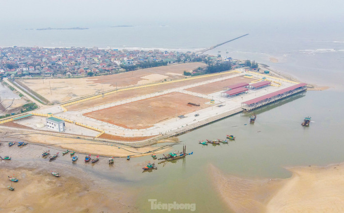 Dự án xây dựng cảng cá Cửa Nhượng ở xã Cẩm Nhượng, huyện Cẩm Xuyên (Hà Tĩnh). Công trình do Ban Quản lý dự án đầu tư và xây dựng công trình NN&PTNT Hà Tĩnh làm chủ đầu tư với tổng mức đầu tư 280 tỷ đồng, quy mô rộng khoảng 5ha.