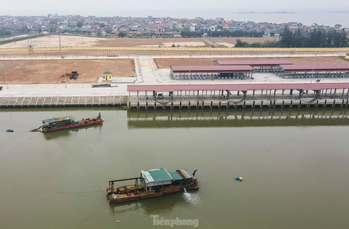 Khởi công đầu năm 2024, sau 1 năm thi công, đến nay cơ bản các hạng mục dự án đã hoàn thành. Hiện, chủ đầu tư đang yêu cầu nhà thầu hoàn thiện việc nạo vét luồng lạch để bàn giao, đưa dự án vào sử dụng. Theo thiết kế, khi hoàn thành, cảng cá Cửa Nhượng sẽ đáp ứng quy mô cảng cá cấp II với các tàu công suất 400CV cập cảng, năng lực cập tàu đạt 100 lượt/ngày, lượng thủy sản qua cảng khoảng 16.000 tấn/năm.
