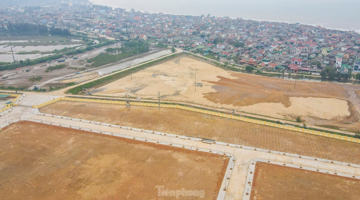 Nhà thầu đang đẩy nhanh việc hút cát biển vào các bãi thải để tạo luồng lạch tàu cập cảng. Do lượng cát lớn, bãi thải đã đầy phải di chuyển đến tập kết ở một số địa điểm khác.