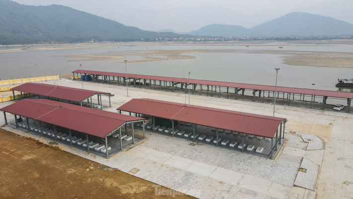 Ông Nguyễn Hồng Sơn – cán bộ kỹ thuật thuộc Ban Quản lý dự án đầu tư và xây dựng công trình NN&PTNT Hà Tĩnh cho biết, đến nay dự án đã cơ bản hoàn thành. Trong ảnh là bãi tiếp nhận, phân loại thủy sản diện tích 2.400m2 được hoàn thiện, đáp ứng yêu cầu phục vụ lớn nhất cho các tàu cá.