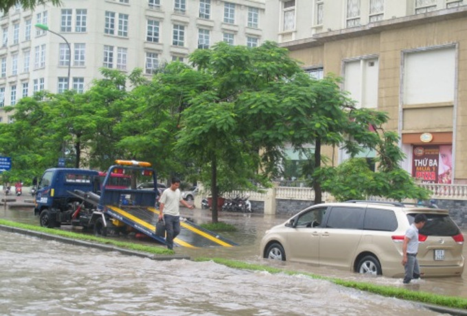 Nhiều xe cứu hộ được huy động "cứu" ô tô chết máy. Ảnh: Người Lao Động