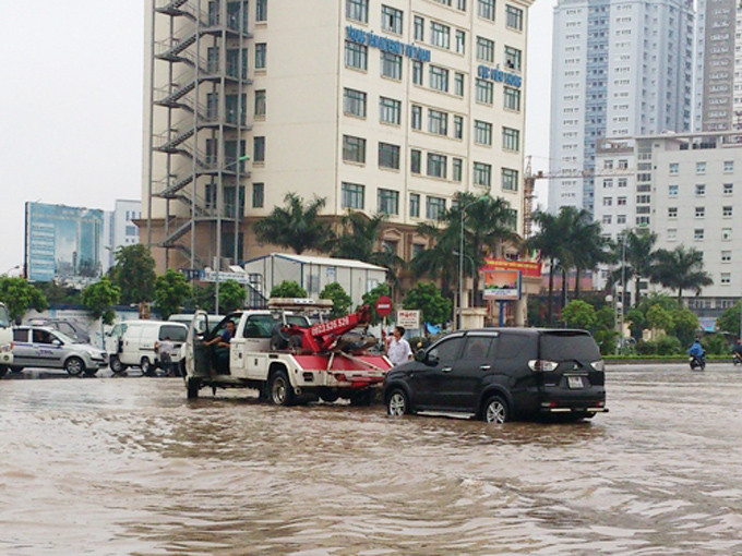 Xe cứu hộ được huy động "cứu" ô tô. Ảnh: Tiền Phong