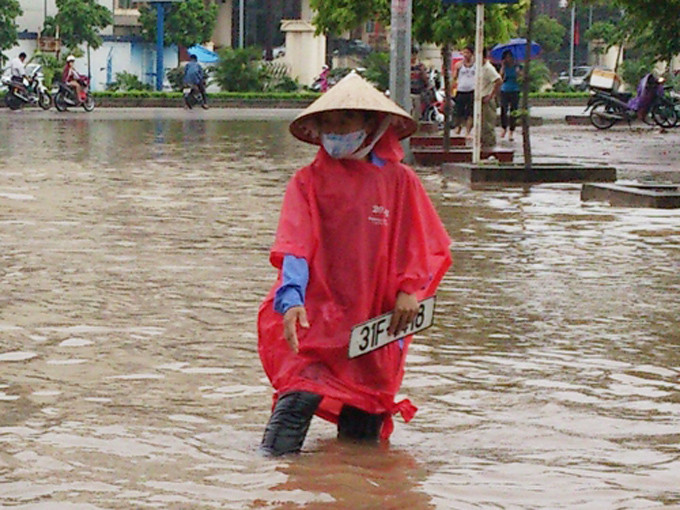 Những người này cho biết, họ mò được rồi chờ những chủ xe rơi biển tới chuộc lại với giá cả... thỏa thuận. Ảnh: Tiền Phong