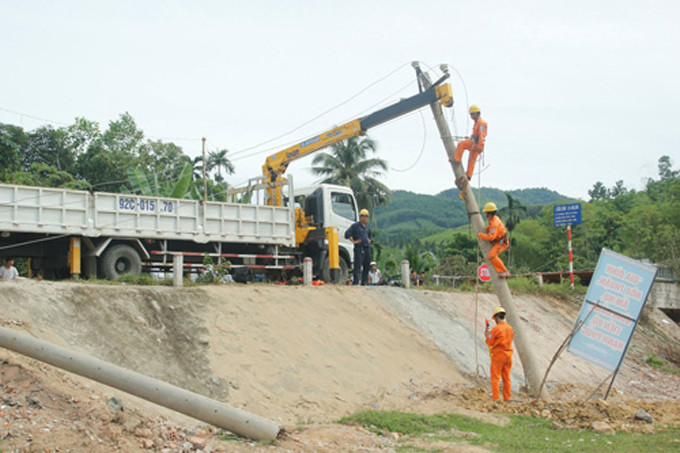 Công nhân điện lực khắc phục hậu quả.