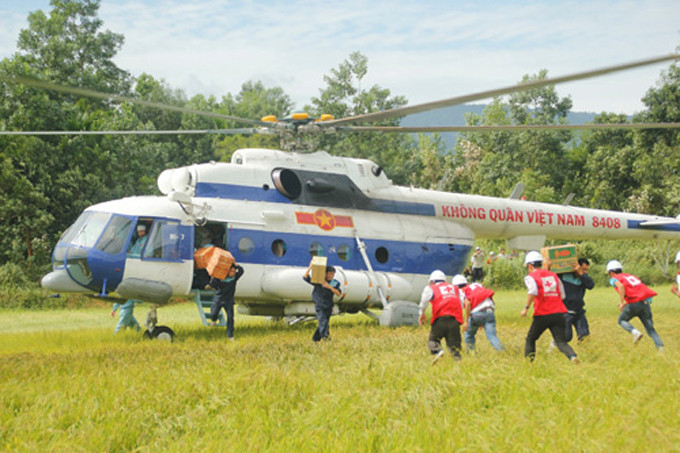 Chiếc Mi-17 thứ hai hạ cánh mang theo hàng tiếp tế.