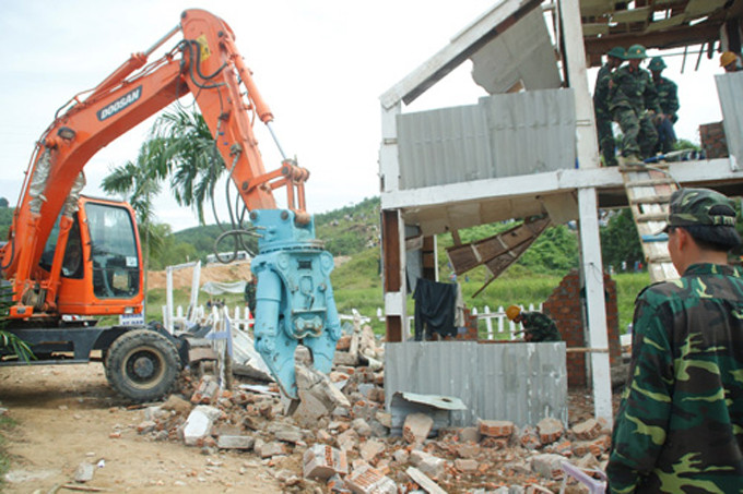 Điều xe cơ giới đến hiện trường để khắc phục hậu quả.