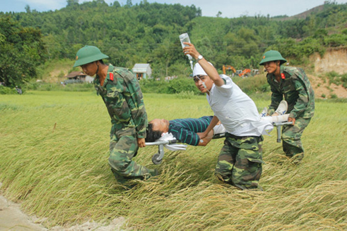 Nạn nhân đầu tiên đưa lên máy bay.
