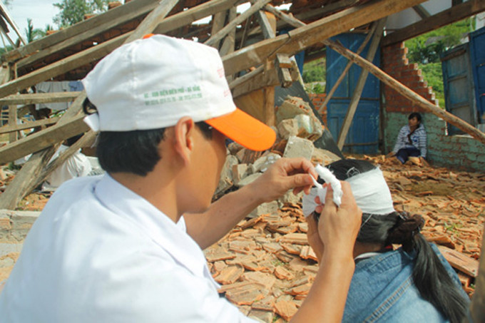 Sơ cứu cho người bị thương.