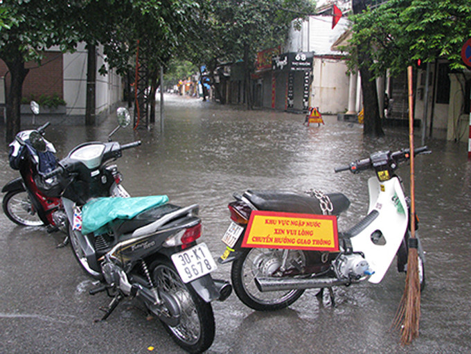 Biển báo chỉ có trong ngày Hà Nội ngập. Ảnh: CAND