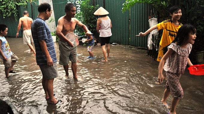 Ở đường phố Thủ đô cũng bắt được cá! Ảnh: Tuổi Trẻ
