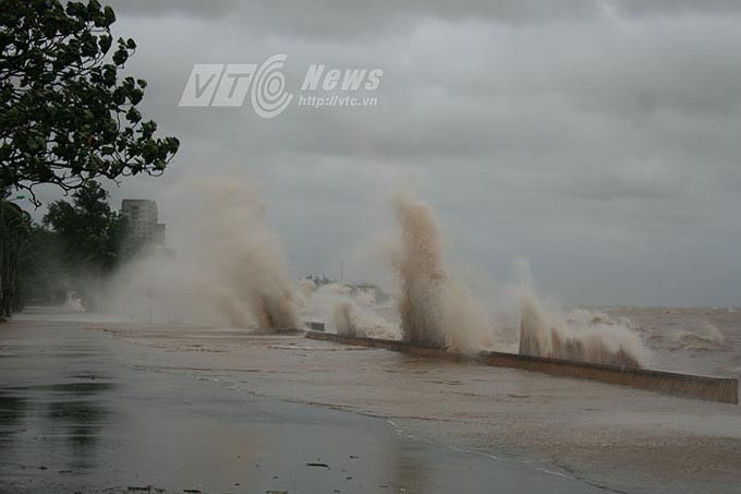 Nước biển tung cao 6-7m, hắt tung đến trên 10m bắn vào nhà dân ven biển.