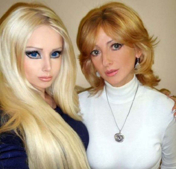 Valeria Lukyanova và mẹ.