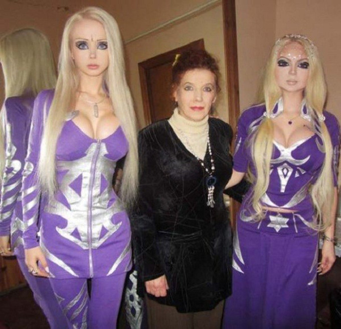 Bà nội bên hai cô cháu gái (Valeria Lukyanova và chị).