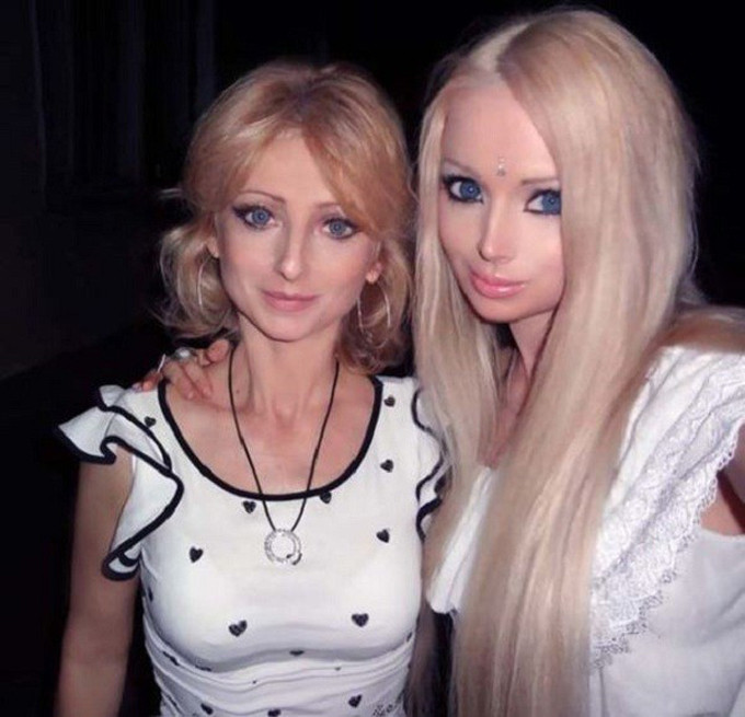 Sở thích trang điểm và tạo hình thành búp bê Barbie giờ đây không còn là của riêng Valeria Lukyanova. Cô gái này đã thuyết phục cả gia đình cùng biến thành những "con búp bê sống".