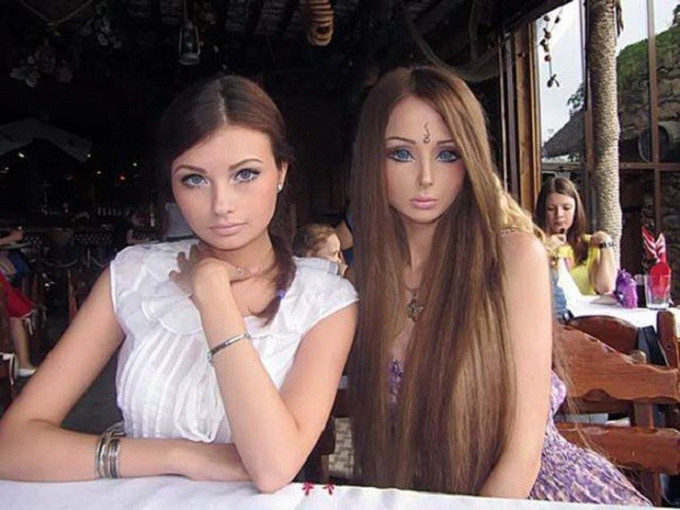 Chị gái Valeria Lukyanova tuy không giống búp bê như cô nhưng cũng khiến nhiều người ngạc nhiên về cách trang điểm cũng như tạo hình Barbie.