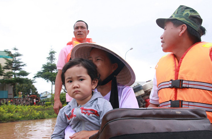 Sơ tán những hộ dân ở vùng thấp trũng ở Lao Bảo. Ảnh: Tuổi Trẻ