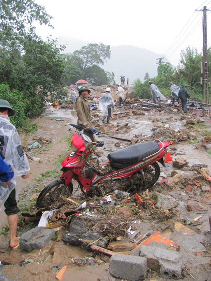 Quang cảnh tan hoang sau lũ. Ảnh: Tiền Phong