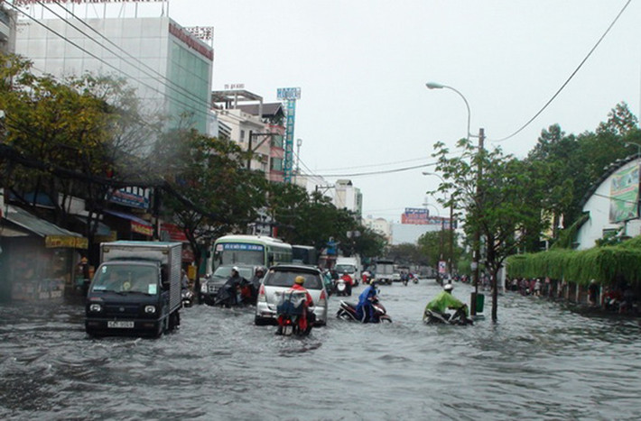 Đường phố Sài Gòn thành biển nước mênh mông. Ảnh: Tuổi Trẻ