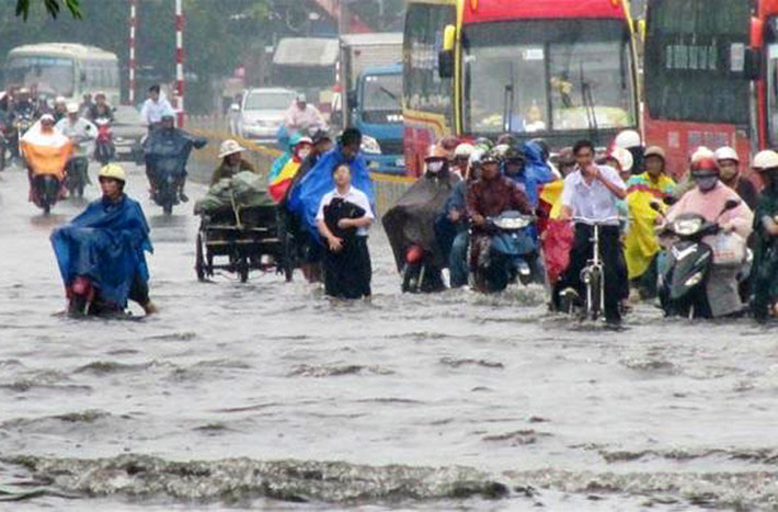 Học trò cùng lội nước với CBCNV giờ tan tầm trên đường Kinh Dương Vương sau cơn mưa lúc 12h30 ngày 12/9.