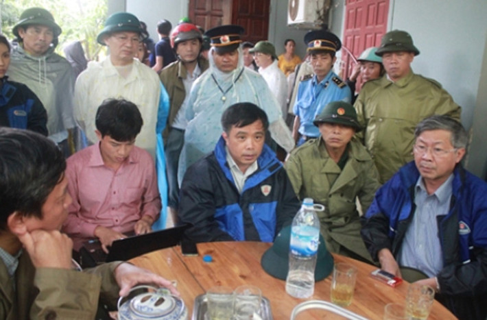Phó chủ tịch UBND tỉnh Nghệ An - ông Huỳnh Thanh Điền cùng ban cứu nạn đang họp bàn kế hoạch để nhanh chóng tìm 5 người mất tích và chiếc xe gặp nạn. Ảnh: GDVN