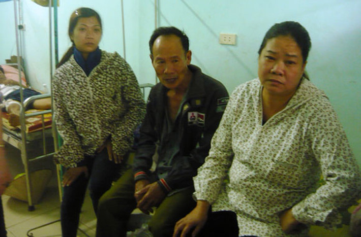 5 nạn nhân mất tích gồm: Bà Phan Thị Mùi (1969), chị Trần Thị Nga (1976), cháu Vũ Thị Thuỳ Linh (9 tuổi), Vũ Bá Hải (7 tuổi) đều trú tại xã Nghĩa Khánh (huyện Nghĩa Đàn, Nghệ An) là vợ, con gái và cháu ngoại của ông Trần Văn Ngọ; nạn nhân còn lại tên Nguyễn Thị Nhâm (1954) là thông gia với gia đình ông Trần Văn Ngọ. Trong ảnh, ông Trần Văn Ngọ nghẹn ngào khóc gọi tên vợ, con. Ảnh: An ninh Thủ đô