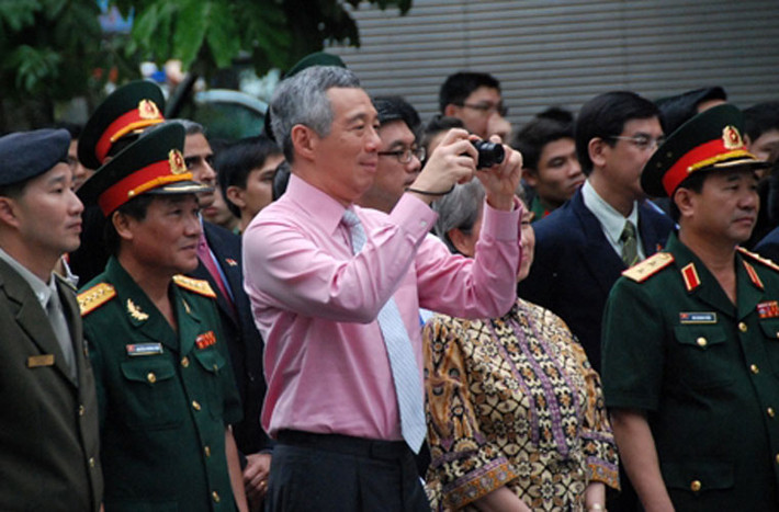 "Tay máy" Lý Hiển Long.