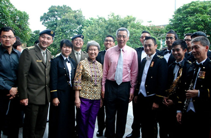 Thủ tướng Lý Hiển Long và phu nhân với đoàn quân nhạc Singapore.