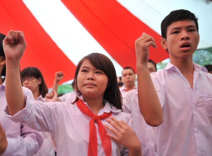 Dù không thể hiện bằng lời nhưng những cánh tay của các em đặt lên ngực, múa trước mặt đã gây xúc động cho những người tham gia buổi lễ.