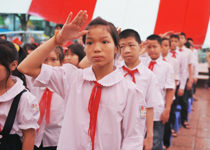 Do một nửa học sinh khuyết tật, nên các em không thể hát bài Quốc ca như học sinh bình thường.