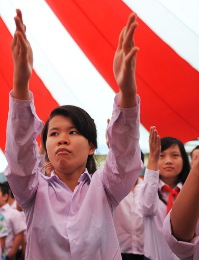 Như bao Lễ Khai giảng khác, các em trường Xã Đàn náo nức tham dự với cờ và hoa.