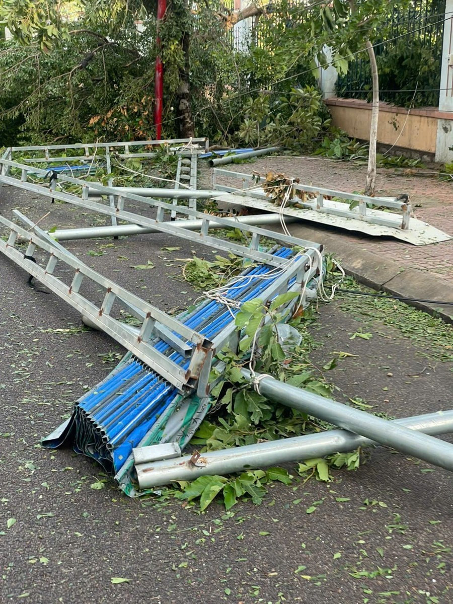 Hàng quán, nhà cửa khuôn viên hư hỏng. H.P nahf.jpg