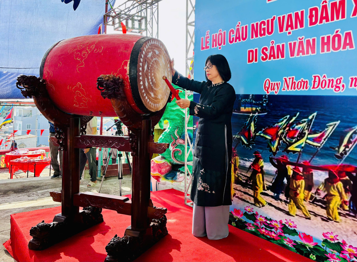 Phó Chủ tịch UBND tỉnh Gia Lai Nguyễn Thị Thanh Lịch đánh trống khai hội.