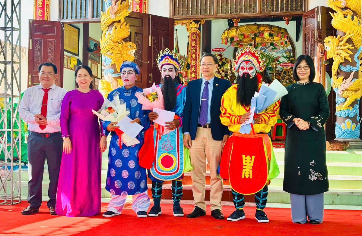 Tặng hoa cho tập thể, cá nhân có đóng góp cho thành công lễ hội