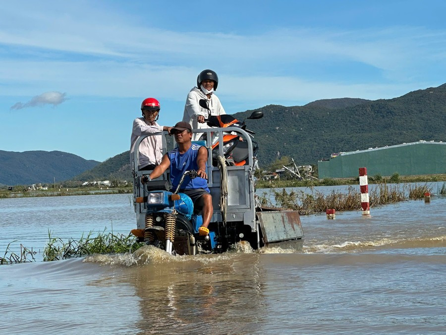 Nước ngập sâu tại phường Hoài Nhơn Bắc. Ảnh Phương Vi 7.jpg